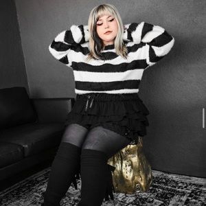 Foxblood fuzzy crop sweater✨